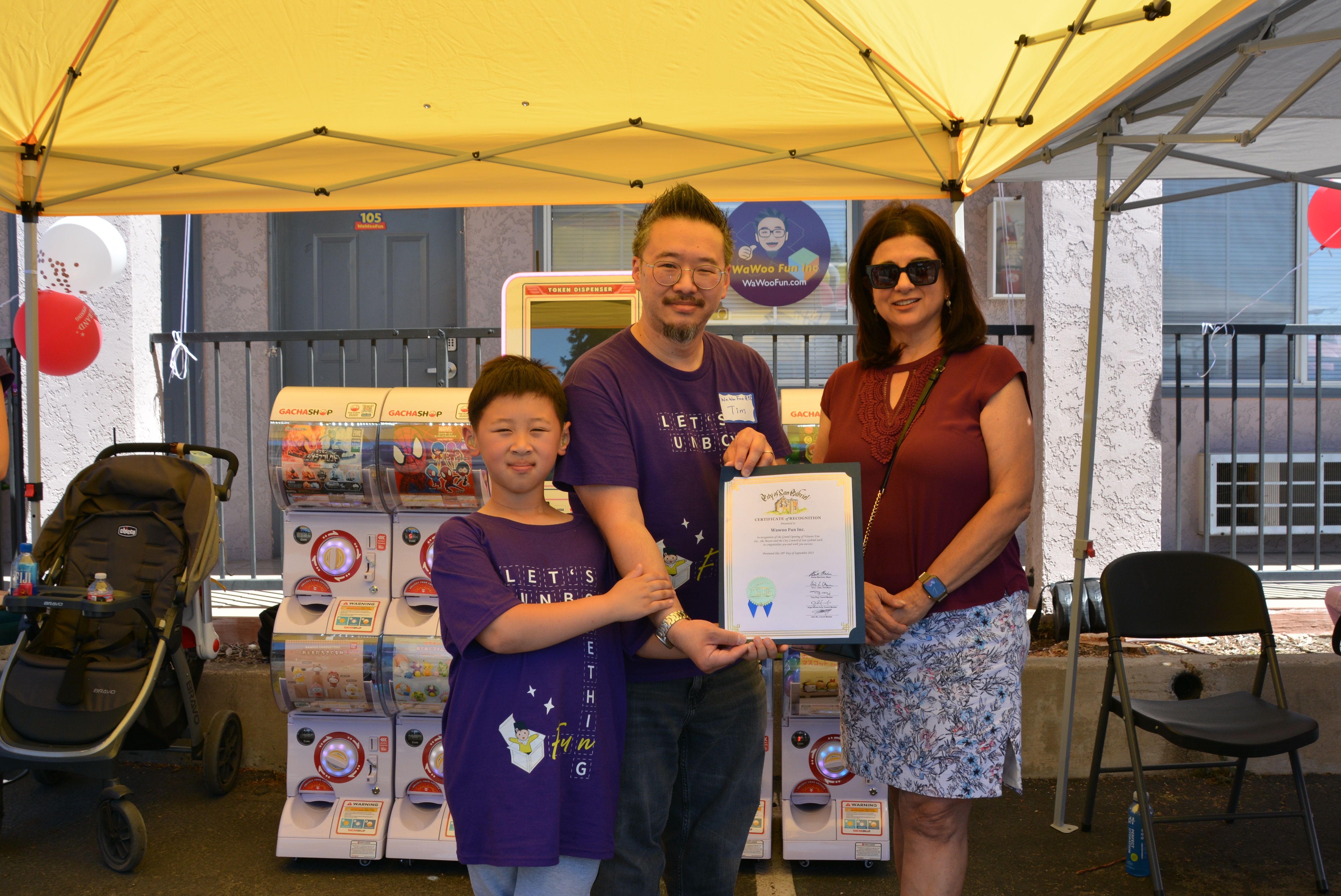 图3： San Gabriel市长Denise 颁发贺状给CEO Tim.JPG