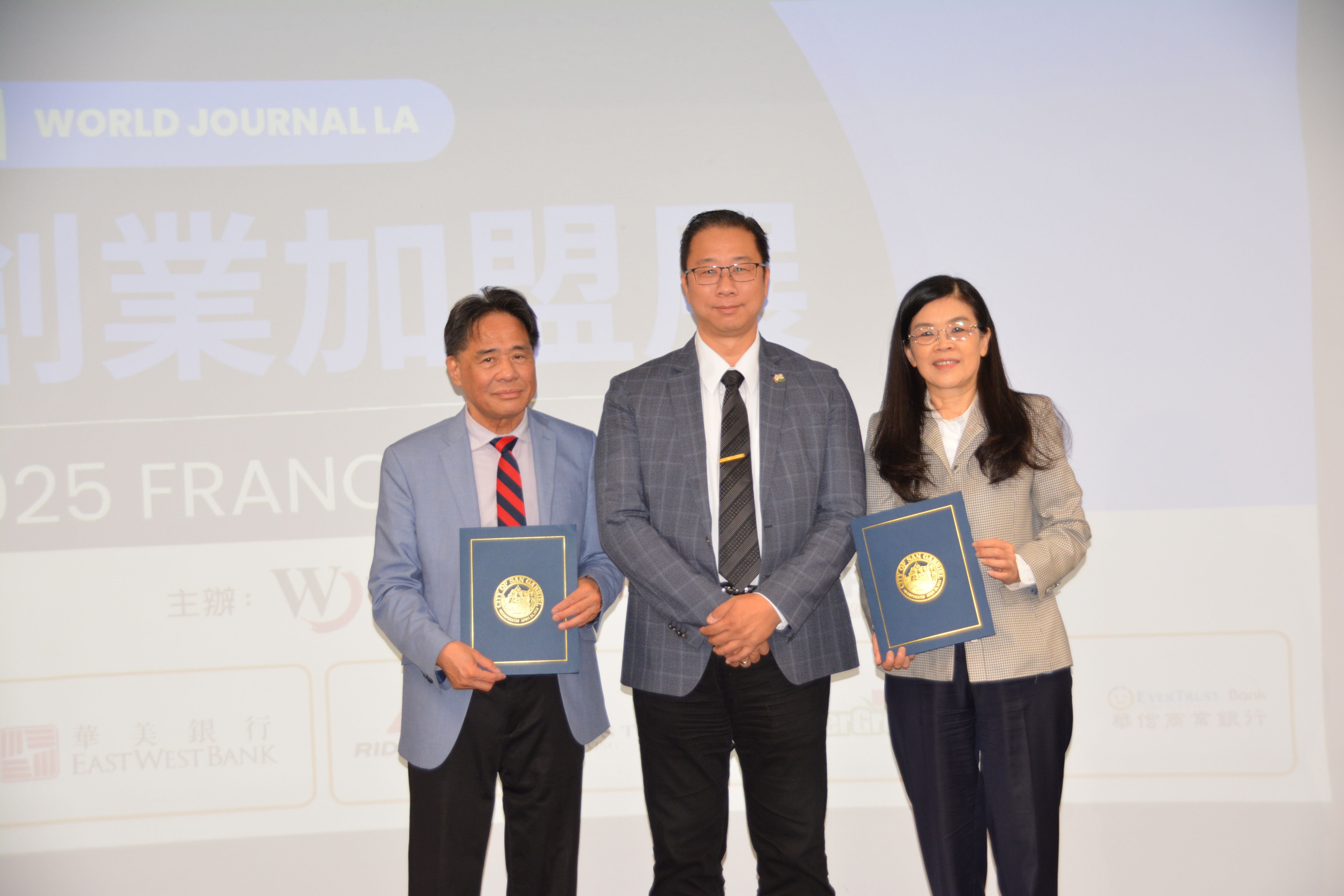 圣盖博市长吴程远颁发贺状给美亚连锁企业协会.JPG