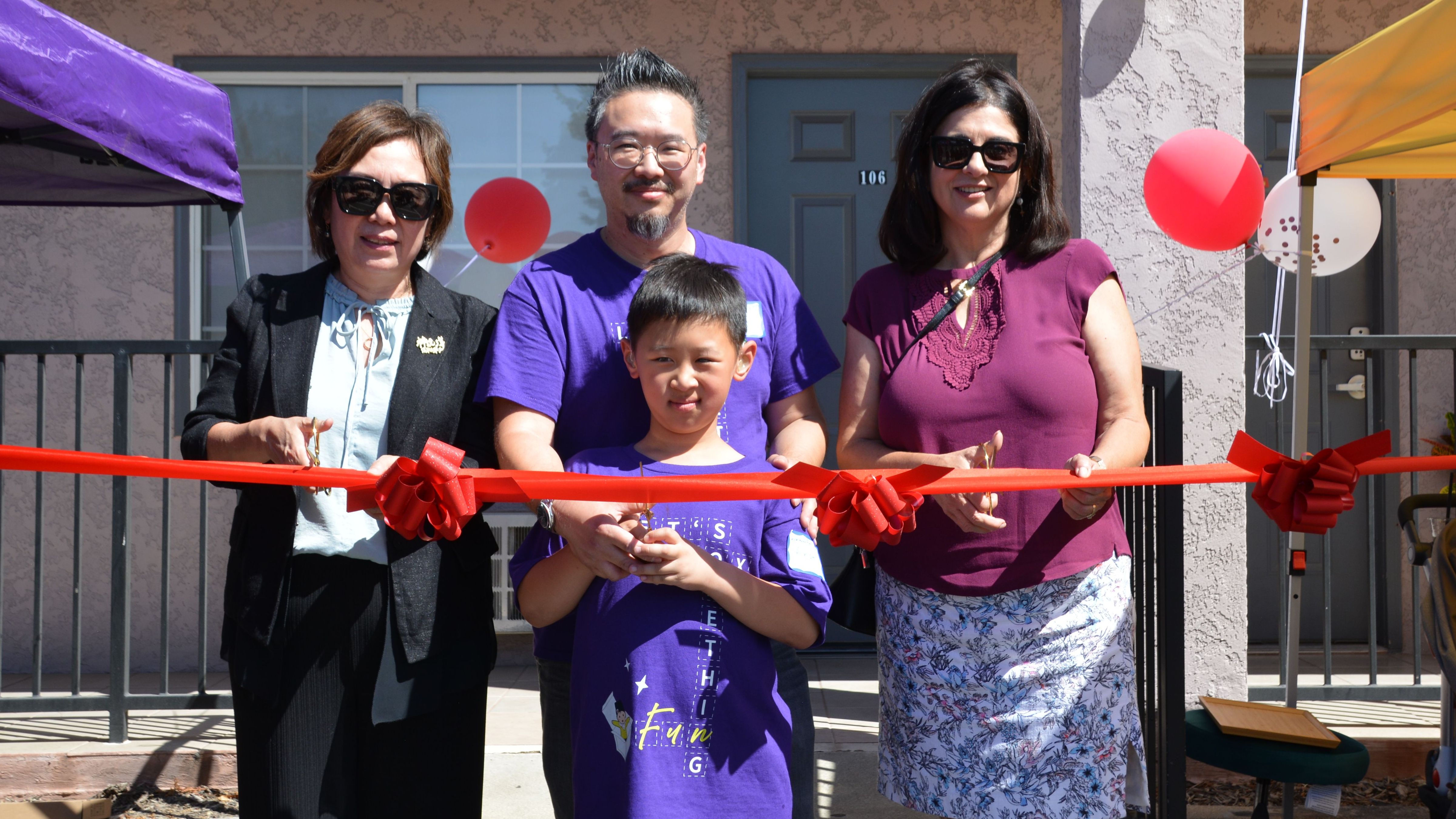 图1： 开业剪彩.JPG