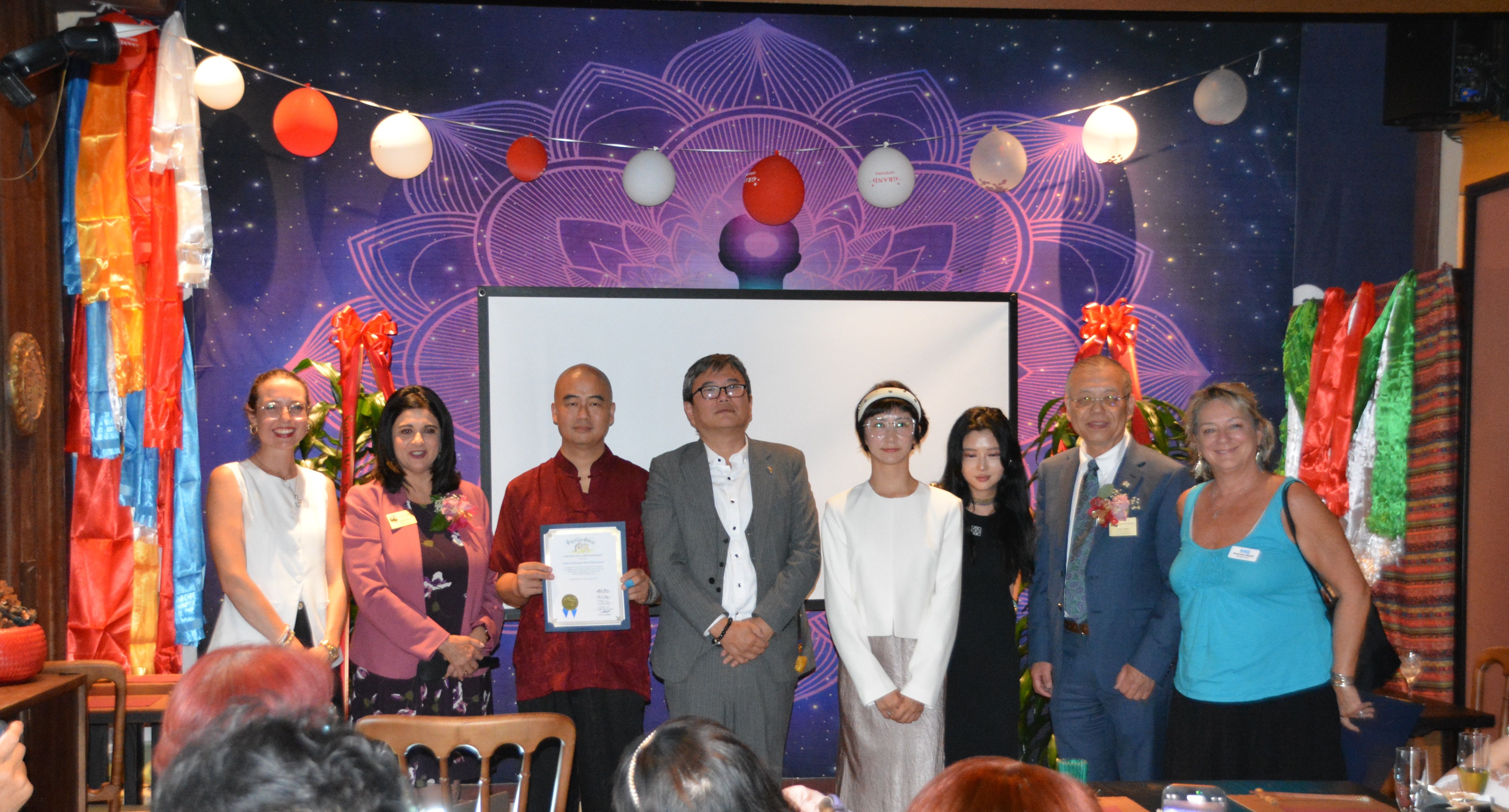 圣盖博市长 Denise Menchaca 、右：市议员 丁言愉（Tony Ding）.JPG