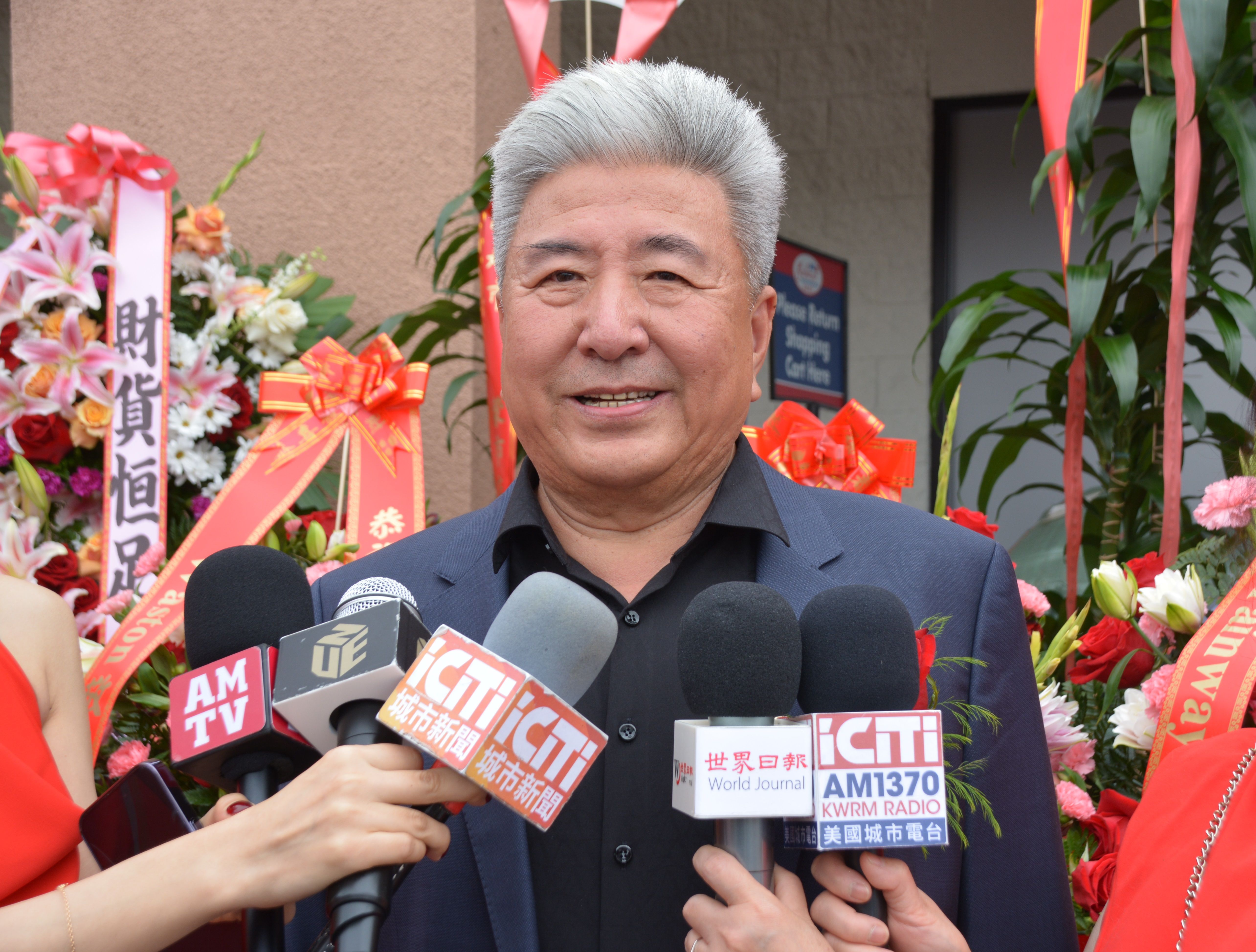 海鸥超市投资方负责人孙伟接受采访.JPG