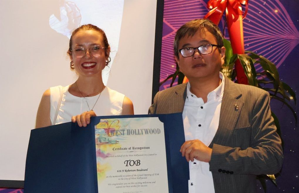 西好莱坞市现任市长 Chelsea Lee Byers颁发贺状给秀色可餐品牌联合创始人之一Jeremy Yan.jpg