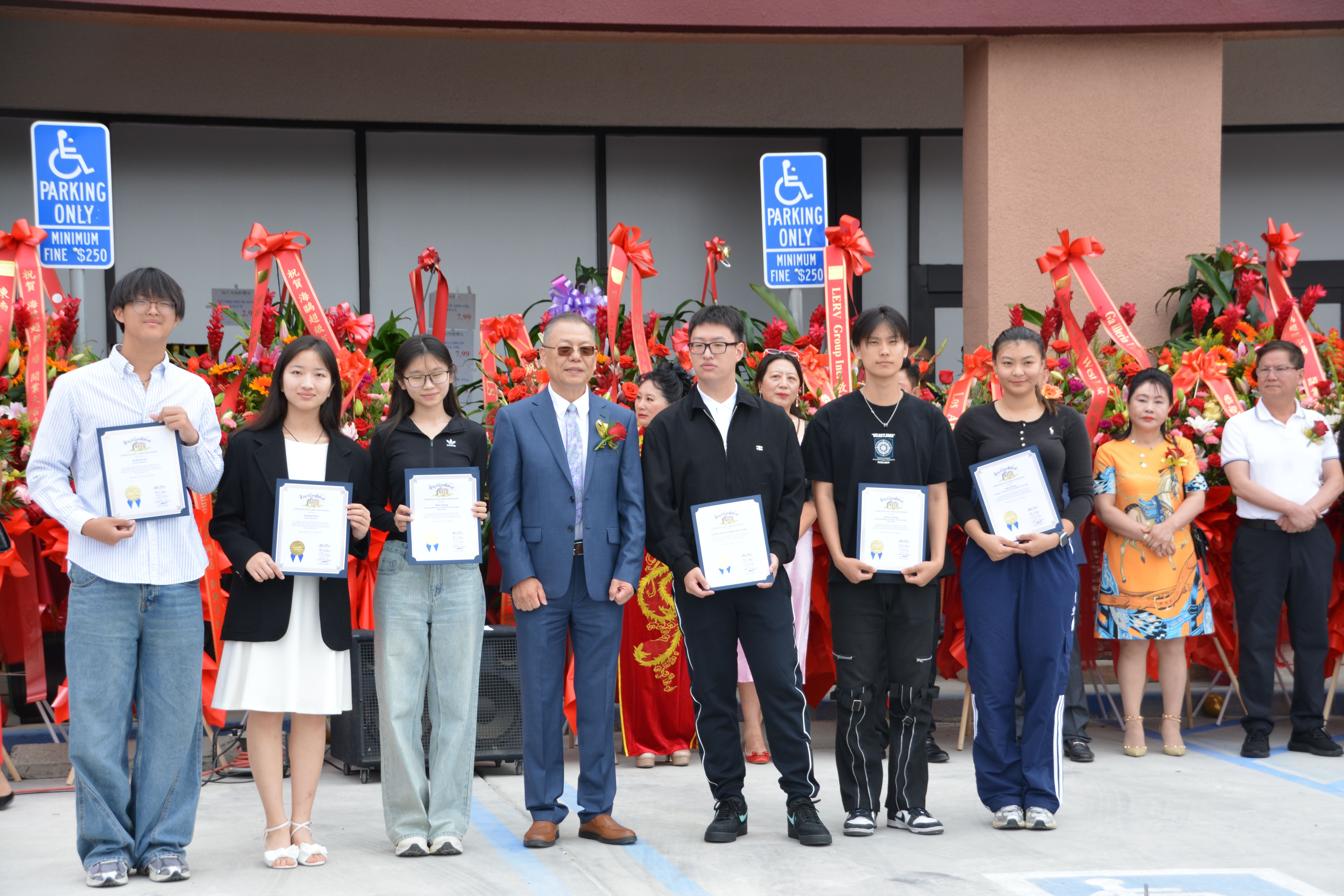 圣盖博市前市长现任市议员丁言愉 向海鸥超市颁发贺状.JPG