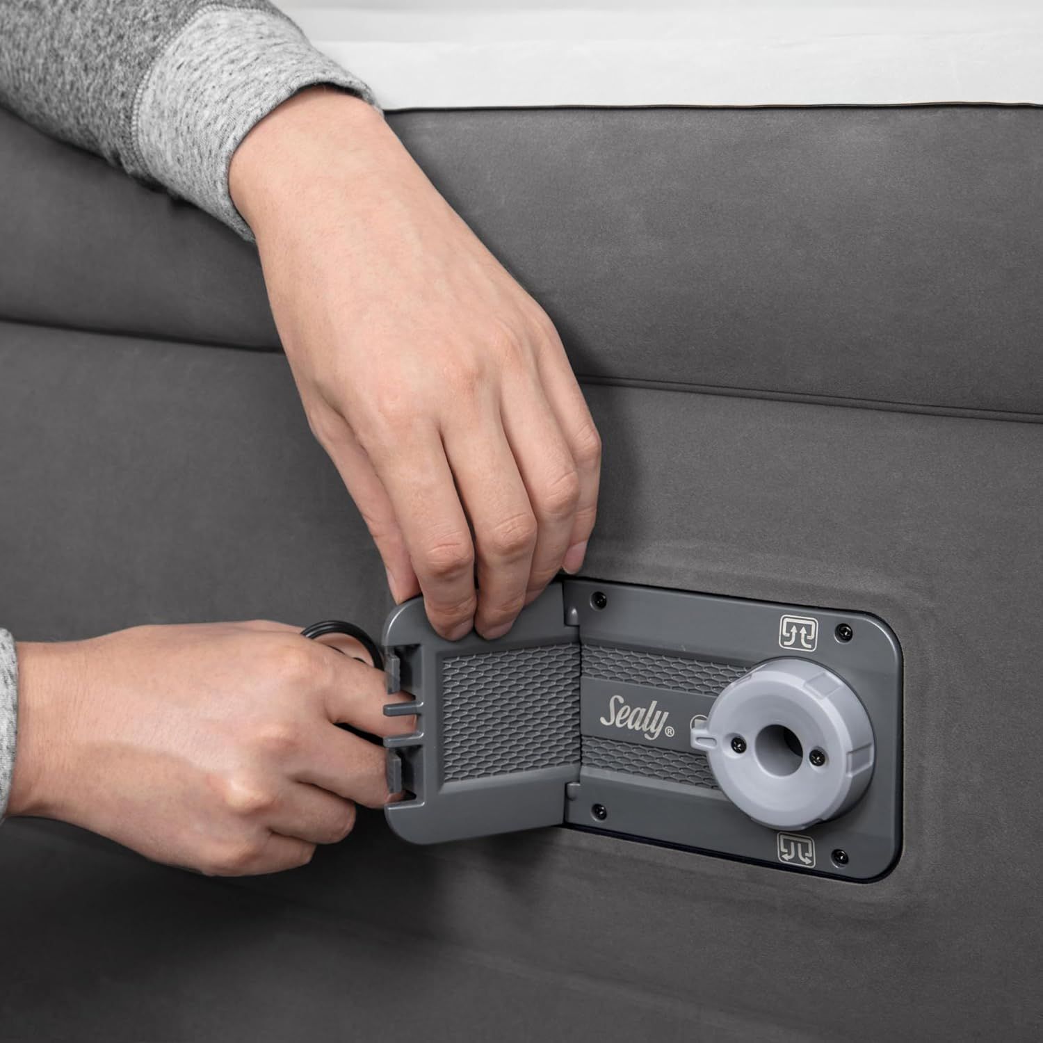 Sealy Queen Size充气床垫(内建电动打气泵) $54.94(原价$134.99)